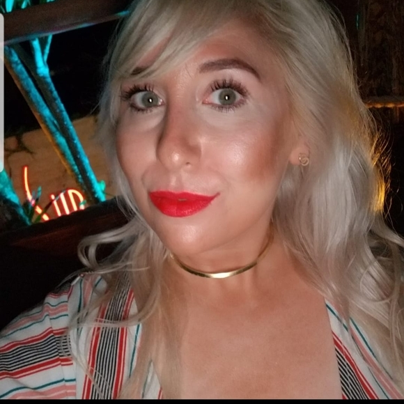 Poshmark profile picture for @kin